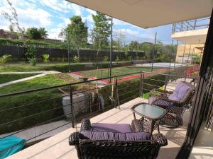 a patio with two chairs and a table on a balcony at Descanso y confort 2 in La Tebaida