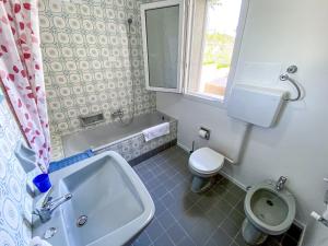 baño con lavabo y aseo y ventana en Villa Ginestra, en Santa Ninfa