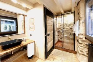 Koupelna v ubytování Romantic home stone with amazing view lake of Como and Oleandra