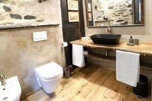 Koupelna v ubytování Romantic home stone with amazing view lake of Como and Oleandra