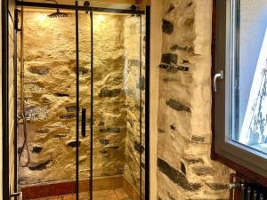 Koupelna v ubytování Romantic home stone with amazing view lake of Como and Oleandra