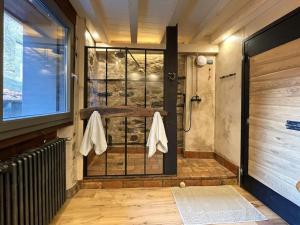 Koupelna v ubytování Romantic home stone with amazing view lake of Como and Oleandra