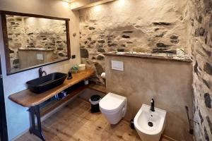 Koupelna v ubytování Romantic home stone with amazing view lake of Como and Oleandra