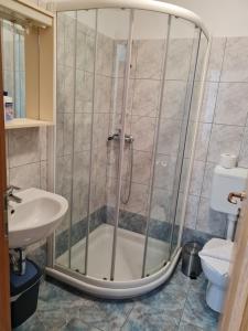 Koupelna v ubytování Apartmaji Oberstar Bovec + 37 fotografií