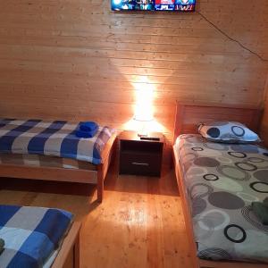 Postel nebo postele na pokoji v ubytování Wooden house ,,Tsunda"