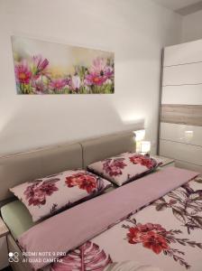 ein Schlafzimmer mit 2 Betten und einem Wandgemälde in der Unterkunft Apartment Tominovic in Opatija