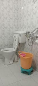 uma casa de banho com um WC e um balde em Hotel king palace em Chandīgarh