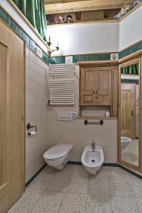 łazienka z toaletą, bidetem i umywalką w obiekcie Chesa Roseg - Pontresina w mieście Pontresina