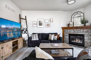 uma sala de estar com um sofá e uma lareira em Beautiful & Bright 3 Bed Townhome Near Village em Blue Mountains