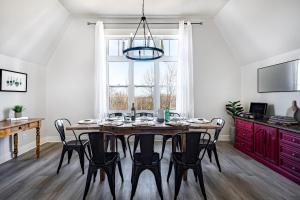 uma sala de jantar com uma mesa e cadeiras e uma janela em Beautiful & Bright 3 Bed Townhome Near Village em Blue Mountains