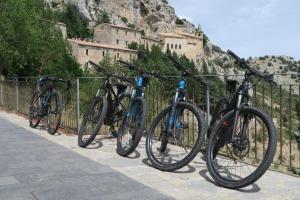 un grupo de bicicletas estacionadas junto a una valla en Casa dell'Escursionista, en Cerchiara di Calabria