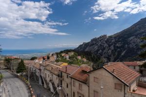uitzicht op een stad met bergen op de achtergrond bij Casa dell'Escursionista in Cerchiara di Calabria