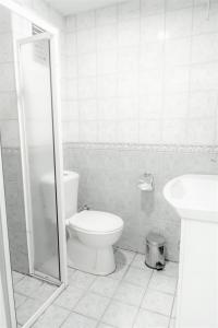 A bathroom at MiraSu Hotel