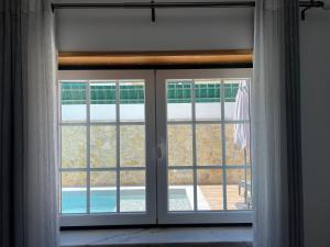 una puerta corredera de cristal que da a un patio en Ocean Country Guest House Freiria, en Freiria