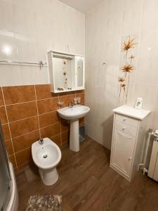 uma casa de banho com um WC, um lavatório e um espelho. em VILLA MARE em Supetar