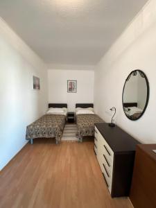 sypialnia z 2 łóżkami i lustrem w obiekcie VILLA MARE w mieście Supetar