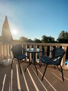 una mesa de patio y sillas en una terraza soleada en VILLA MARE en Supetar