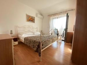 sypialnia z łóżkiem i dużym oknem w obiekcie VILLA MARE w mieście Supetar
