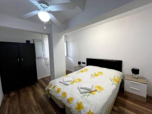 sypialnia z łóżkiem i wentylatorem sufitowym w obiekcie Le Lemon - 5 pers accès plage 300m - Vue mer w Bodrum