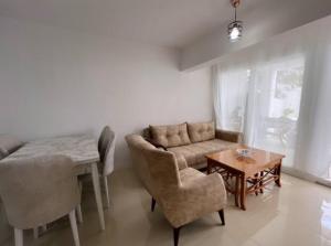 salon z kanapą i stołem w obiekcie Le Lemon - 5 pers accès plage 300m - Vue mer w Bodrum