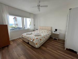 1 dormitorio con 1 cama, vestidor y ventana en Le Lemon - 5 pers accès plage 300m - Vue mer, en Bodrum City