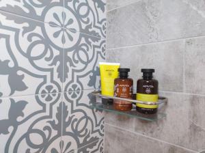 un estante con dos botellas de miel en la pared en Rhodes Soul luxury suites, en Afantou