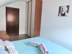 een slaapkamer met een bed met twee handdoeken erop bij Stella Apartments Mostar in Mostar