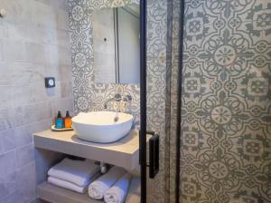 een badkamer met een wastafel en een spiegel bij Rhodes Soul luxury suites in Afantou