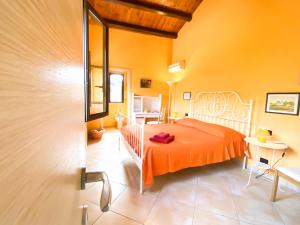 A bed or beds in a room at Scopello Home