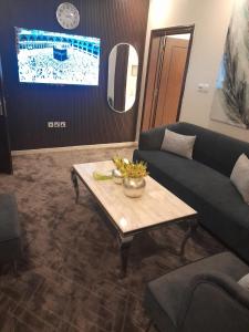 un soggiorno con divano e tavolo di Aseel Hotel Apartment a Jazan