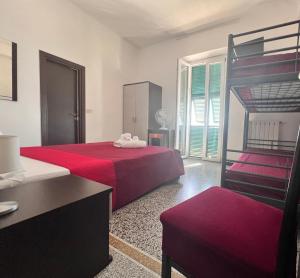 ein Schlafzimmer mit zwei Betten und einem Etagenbett in der Unterkunft Hotel Monique in Noli + 9 Fotos