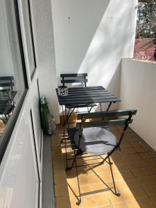 eine Terrasse mit einem Tisch und Stühlen auf dem Balkon in der Unterkunft Monteur-& Ferienwohnung Eichmann in Dresden