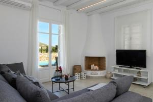 a living room with a couch and a tv at ILSOGNO VILLA in Mármara