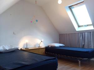 Een bed of bedden in een kamer bij Les Berthaumes