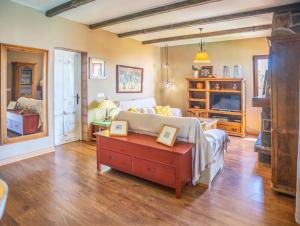Giường trong phòng chung tại La Casa Roja Torrox 6 huéspedes y piscina privada