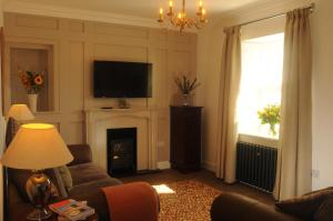 sala de estar con chimenea y TV en Serendipity en Kirkcudbright