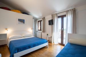 1 dormitorio con 1 cama con manta azul en Casa dell'Escursionista, en Cerchiara di Calabria