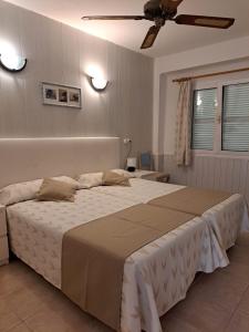 Кровать или кровати в номере PuntBlanc Residences