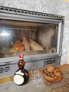 eine Flasche Soße und eine Schüssel Essen im Ofen in der Unterkunft Chalet Niki BELLAGIO in Bellagio