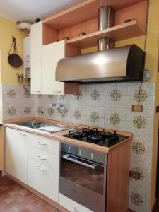 cocina con armarios blancos y fogones en Chalet Niki BELLAGIO en Bellagio