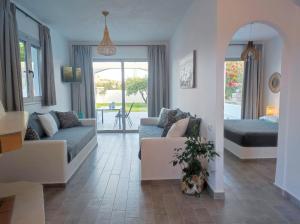 salon z kanapą i stołem w obiekcie Rhodes Soul luxury suites w mieście Afandu