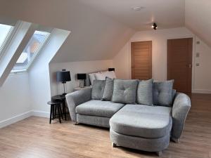 uma sala de estar com um sofá e uma cadeira em Berryfield Holiday Apartment em Inverness
