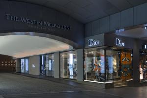uma loja em frente a uma loja de roupas com janelas de vidro em The Westin Melbourne em Melbourne