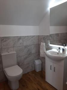 een badkamer met een wit toilet en een wastafel bij Spacious, self-contained, 1 bedroomed annex in Bempton