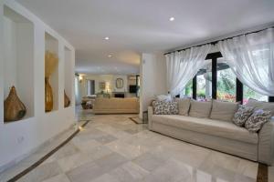 Część wypoczynkowa w obiekcie Villa Dos Palomas on the Golden Mile in Marbella