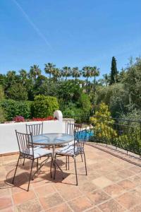 Balkon lub taras w obiekcie Villa Dos Palomas on the Golden Mile in Marbella