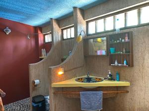 ein Bad mit einem Waschbecken und einem Spiegel in der Unterkunft Ocean Front Paradise in Petatlán