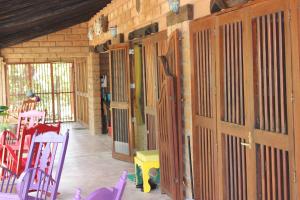 Zimmer mit lila Stühlen und Holztüren in der Unterkunft Ocean Front Paradise in Petatlán