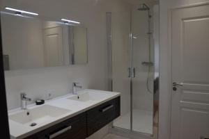 Phòng tắm tại Manoir de la Nogrie - Chambre de charme avec accès privatif - Piscine chauffée sur domaine 5 étoiles