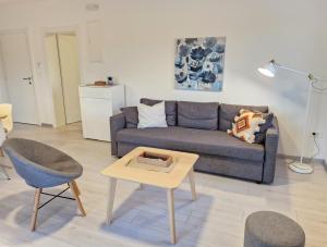 ein Wohnzimmer mit einem Sofa und einem Tisch in der Unterkunft Apartments Nina in Rab